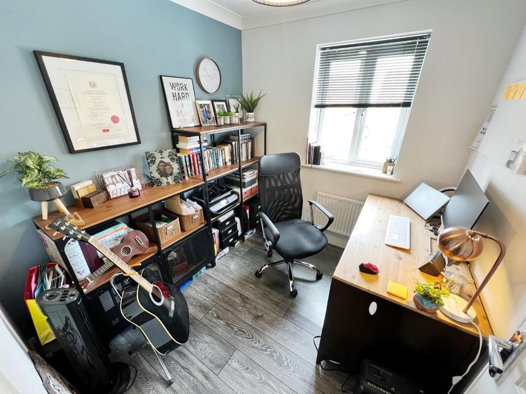 Bedroom 5/office