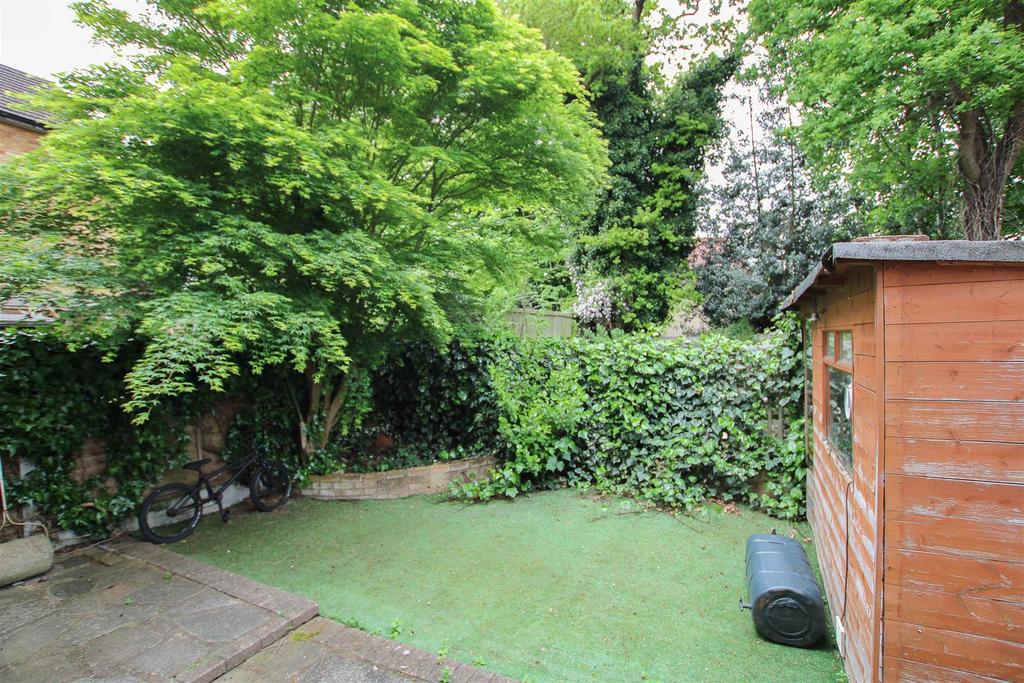 Hammonds Lane, Great Warley, Brentwood 2 bed apartment £300,000
