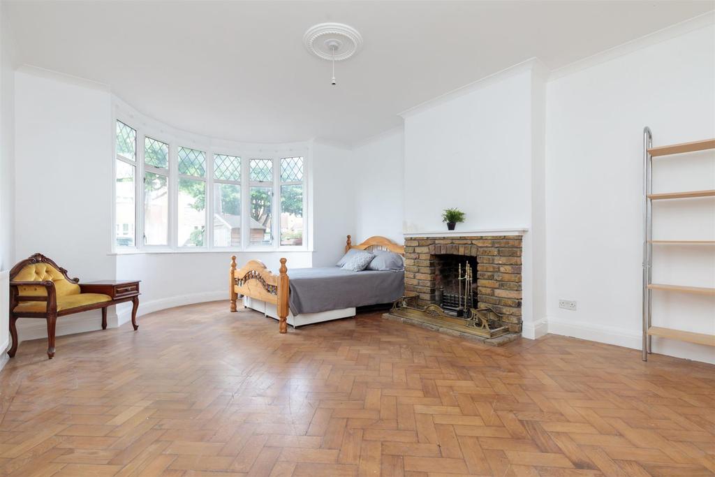 Sharon Gardens, London E9 4 bed terraced house £3,800 pcm (£877 pw)