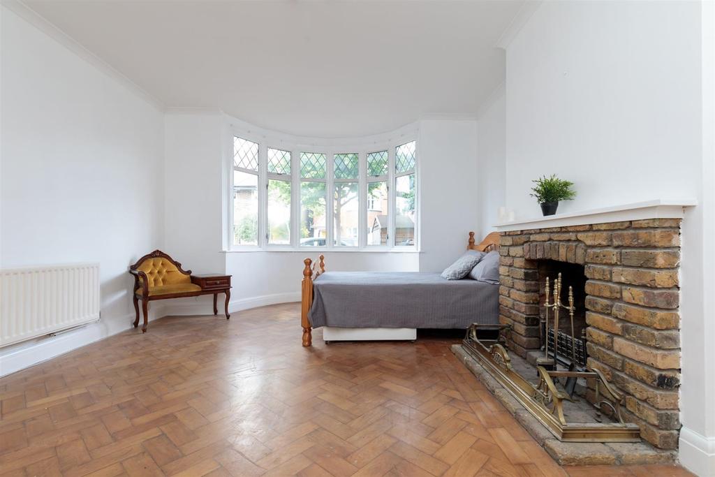 Sharon Gardens, London E9 4 bed terraced house £3,800 pcm (£877 pw)