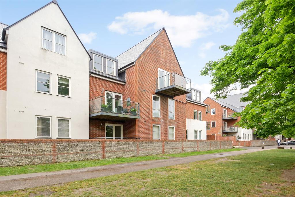 John Rennie Road, Chichester 2 bed apartment £300,000