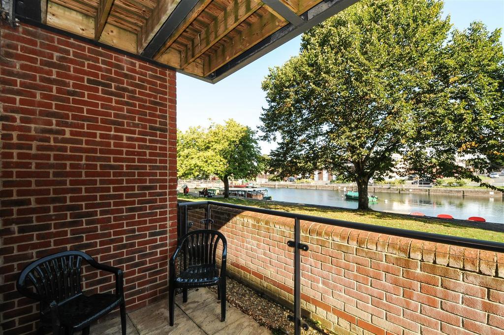 John Rennie Road, Chichester 2 bed apartment £300,000