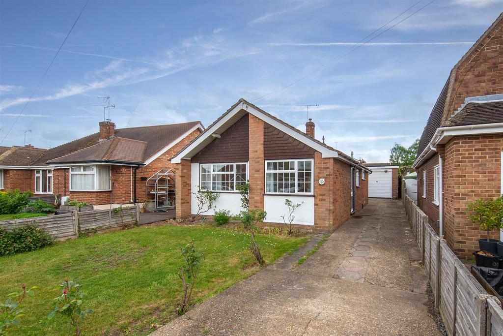Seamons Close, Dunstable, Bedfordshire 2 bed detached bungalow £350,000