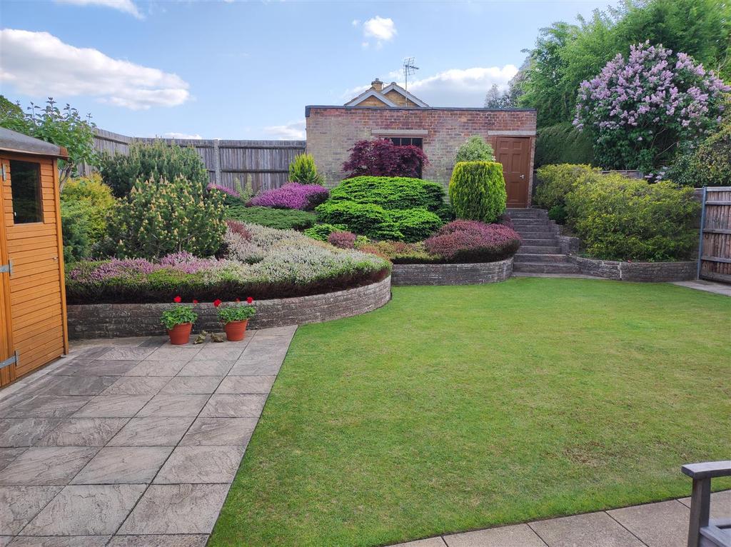Stoneham Close, Tilehurst, Reading 3 bed semidetached house £415,000