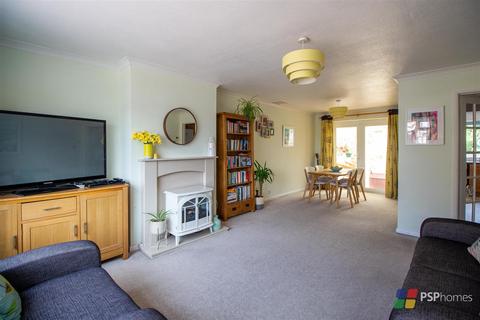 42 Bruce Close, Haywards Heath, RH16 4QE