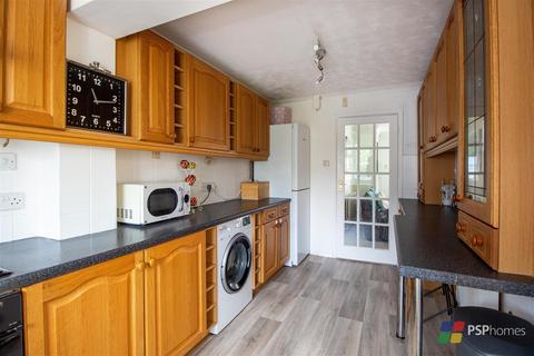 42 Bruce Close, Haywards Heath, RH16 4QE