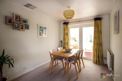 42 Bruce Close, Haywards Heath, RH16 4QE
