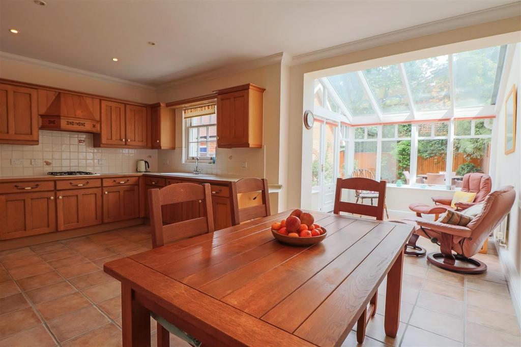 Springfield Park, Horsham 4 bed semidetached house £775,000