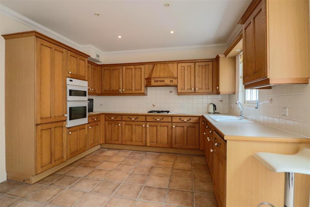 Springfield Park, Horsham 4 bed semidetached house £775,000