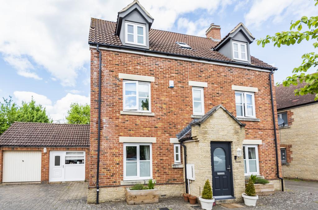 Pathfinder Way, Oakhurst, Swindon... 5 bed detached house £475,000