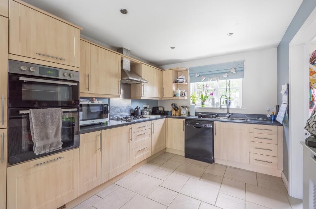 Pathfinder Way, Oakhurst, Swindon... 5 bed detached house £475,000