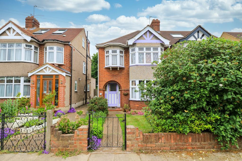 Ladysmith Road, EN1 3 bed semidetached house for sale £564,995