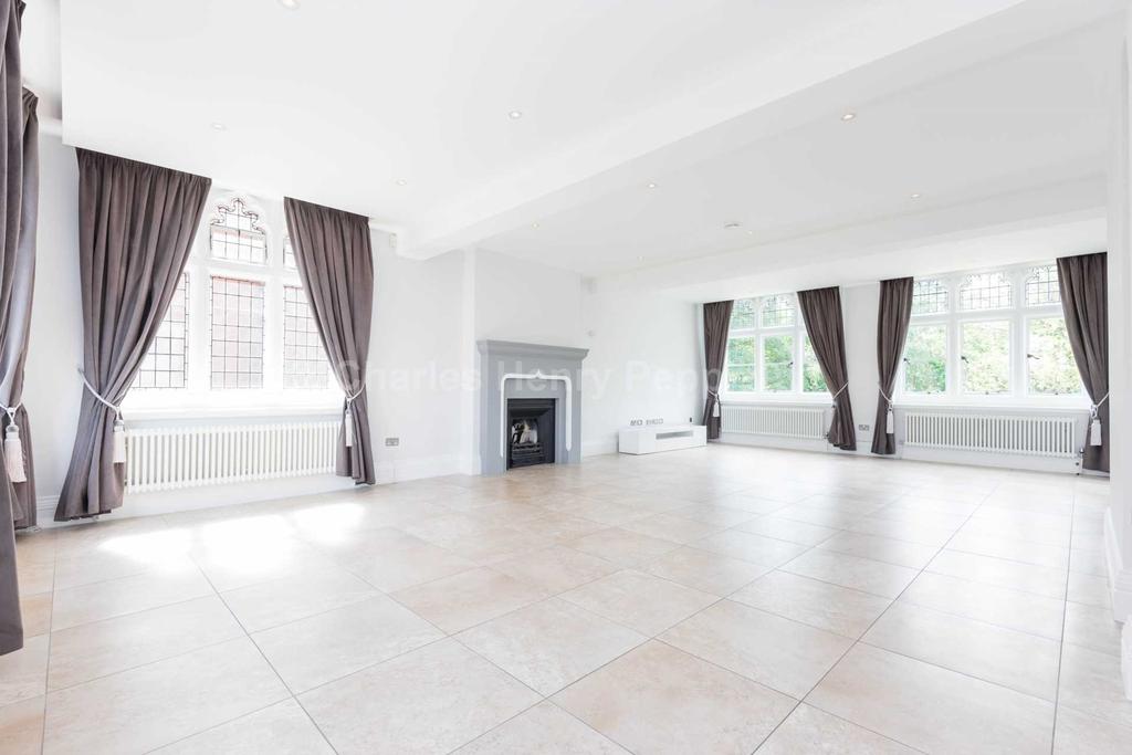 Royal Connaught Drive, Bushey, WD23 3 bed apartment £4,000 pcm (£923 pw)