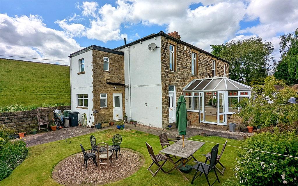 Scopsley Lane, Whitley, Dewsbury, West Yorkshire, WF12 3 bed semidetached house for sale £265,000