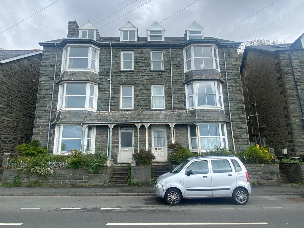 7 Kings Crescent, Barmouth, LL42 1RB 9 bed semidetached house for sale