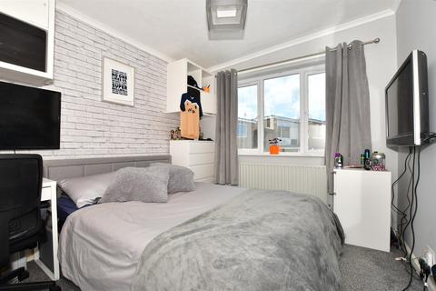 17 Appleshaw Close, Gravesend, DA11 7PB