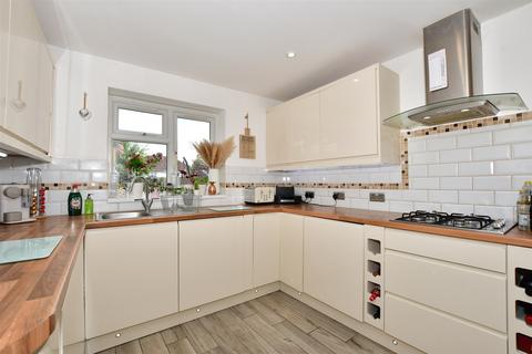 17 Appleshaw Close, Gravesend, DA11 7PB