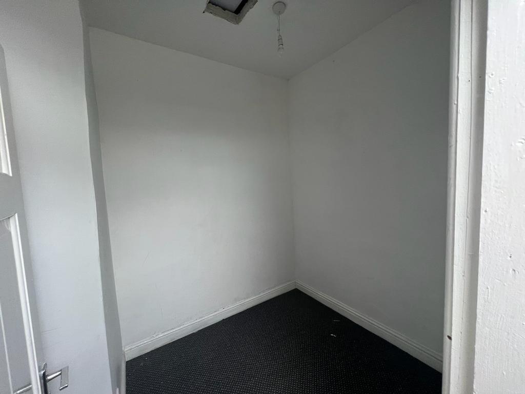 Whitby Road, BRADFORD, BD8 3 bed flat £500 pcm (£115 pw)