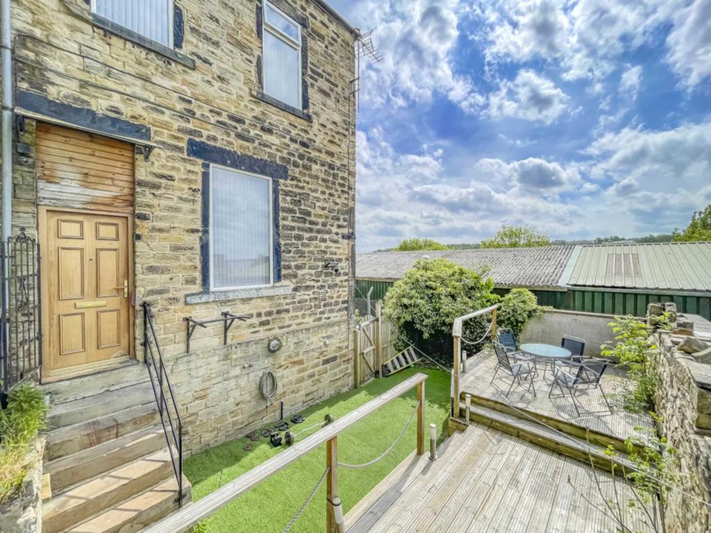 Caledonia Road, Batley 2 bed end of terrace house £99,995