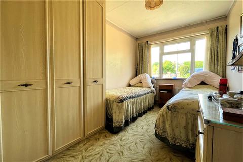 27 Commonfields, West End, Woking, GU24 9JA