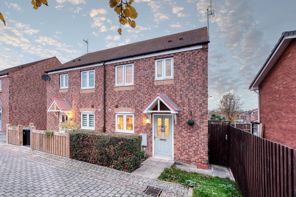 Chubb Close, Worcester 2 bed semidetached house £115,000