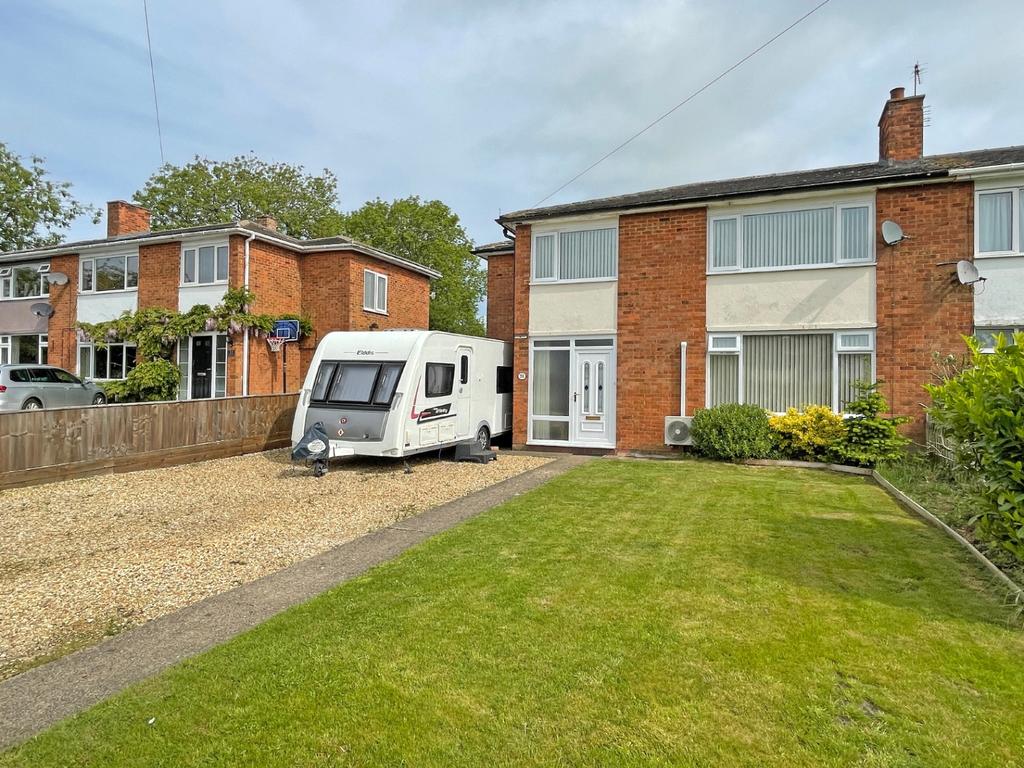 Welland Avenue, Gartree, Market Harborough, LE16 7RN 4 bed semi