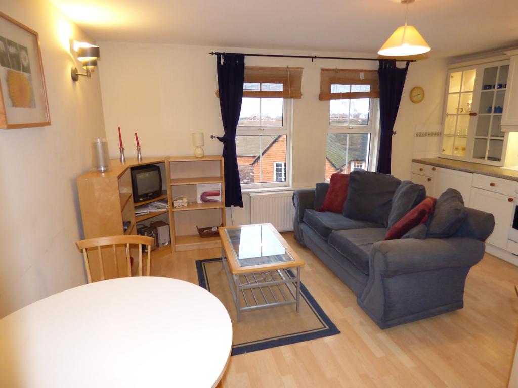 LEATHERHEAD 1 bed flat £895 pcm (£207 pw)
