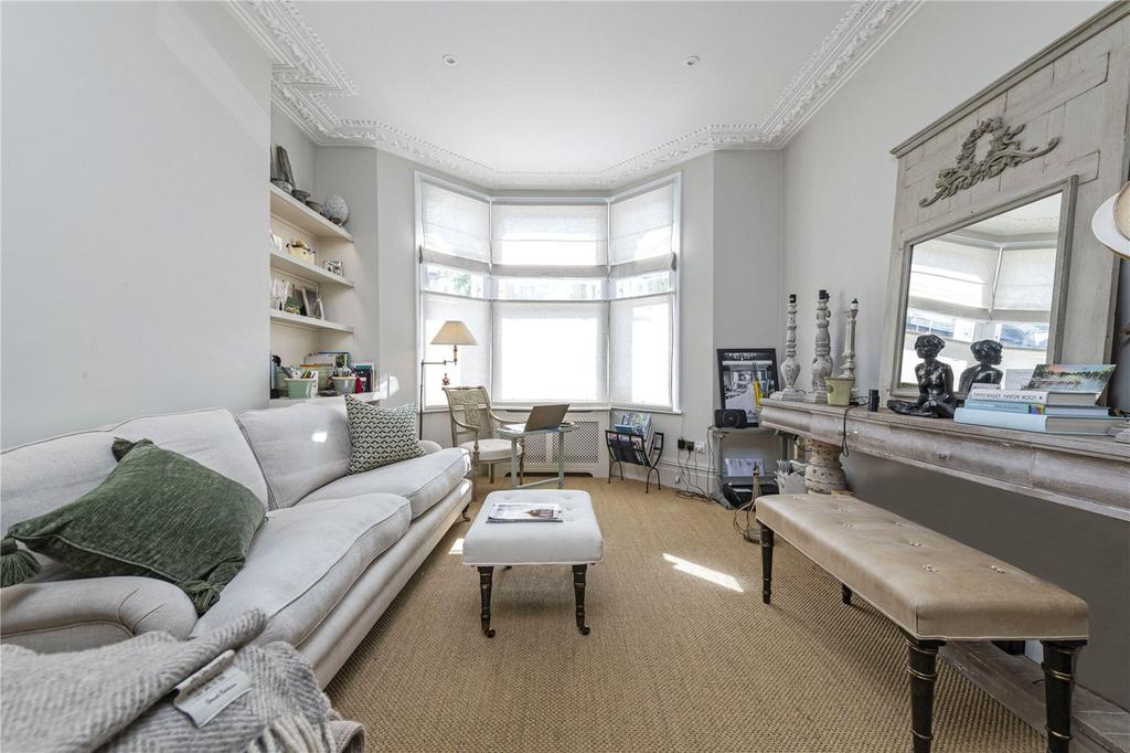 Wroughton Road, SW11 1 bed apartment £745,000
