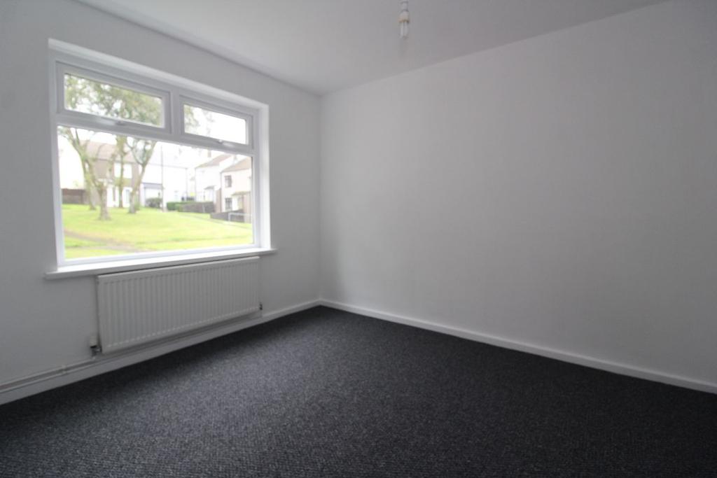 Idris Davies Place, Rhymney, Tredegar 2 bed flat £550 pcm (£127 pw)
