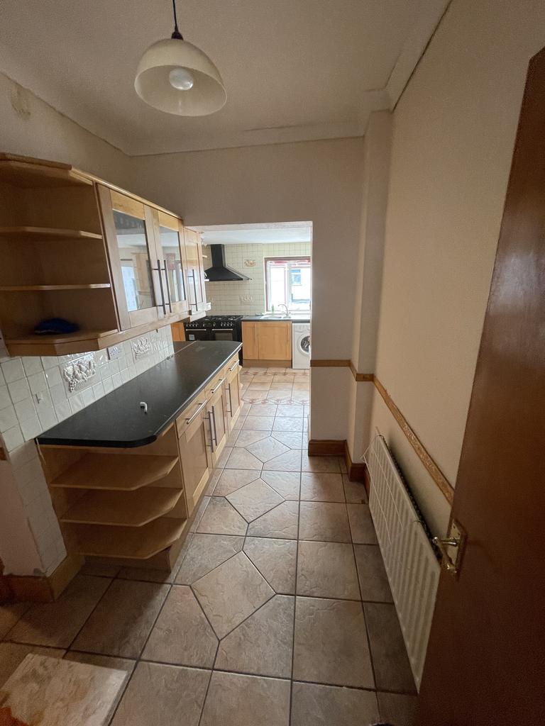 Crow Lane, Romford RM7 5 bed terraced house £2,000 pcm (£462 pw)