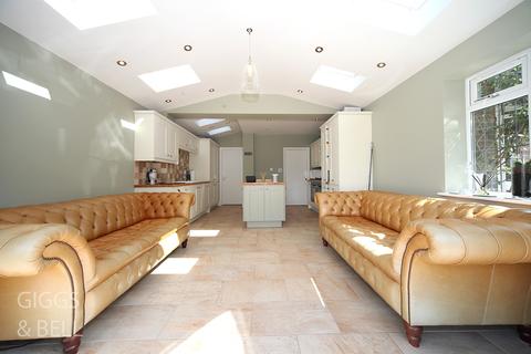 10 Knoll Rise, Luton, LU2 7JA