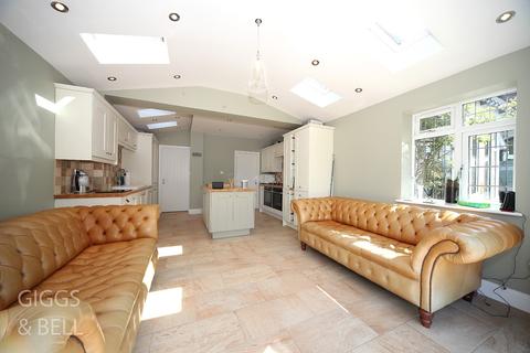 10 Knoll Rise, Luton, LU2 7JA
