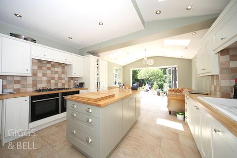 10 Knoll Rise, Luton, LU2 7JA