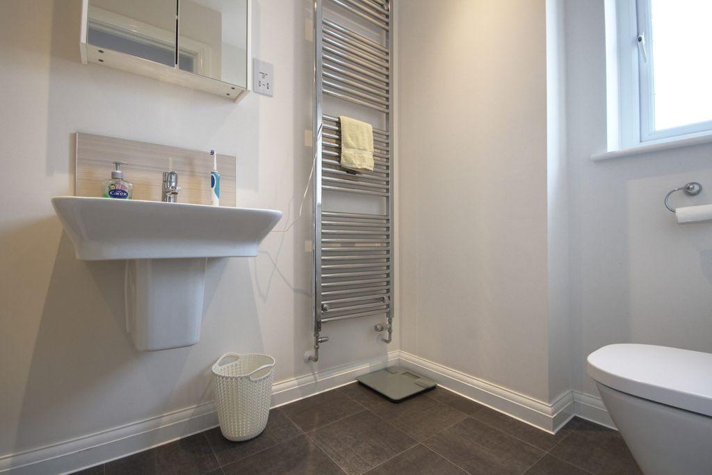 Ensuite to Bed 1