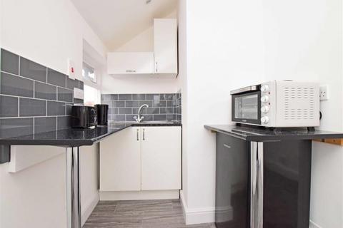 Flat 4, 48 Percy Road, Hampton, TW12 2JR