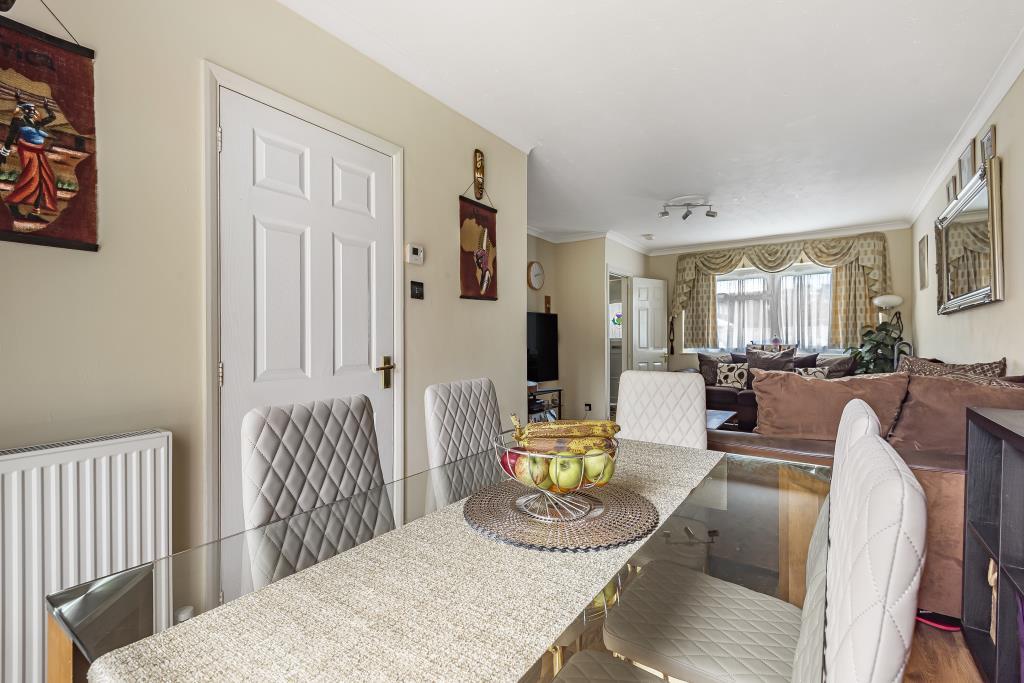 Thatcham, Berkshire, RG19 3 bed terraced house to rent £1,400 pcm (£