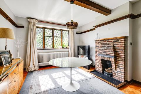 56 Deansway, London, N2 0JE
