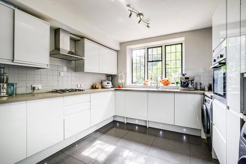 56 Deansway, London, N2 0JE