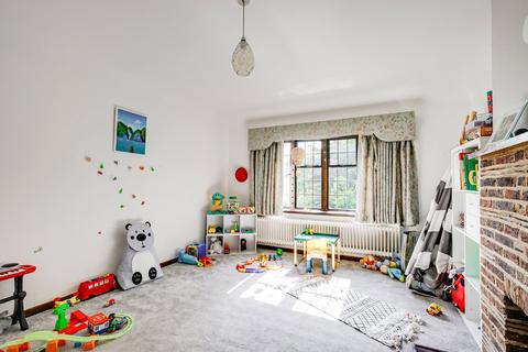 56 Deansway, London, N2 0JE