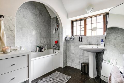 56 Deansway, London, N2 0JE