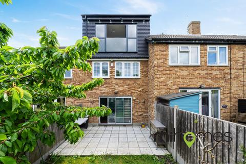 4 bedroom semi-detached house for sale - Youngmans Close, Enfield