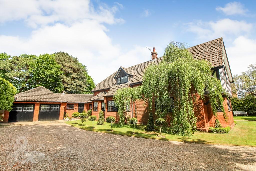 Church Lane, Bradwell, Great Yarmouth 6 bed detached house for sale £