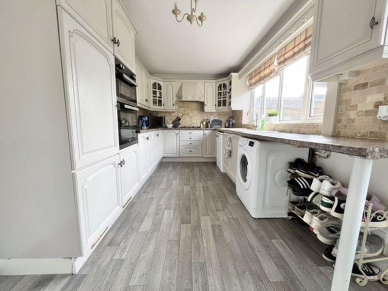 WOODHALL DRIVE, WALTHAM 5 bed semidetached house £269,950