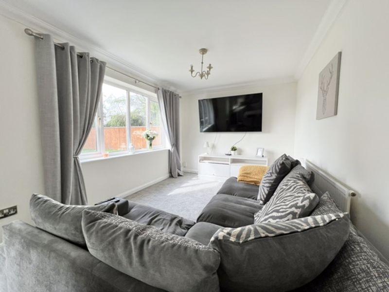 WOODHALL DRIVE, WALTHAM 5 bed semidetached house £269,950