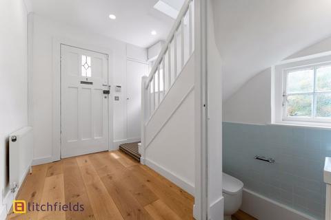 5 Asmuns Place, London, NW11 7XE