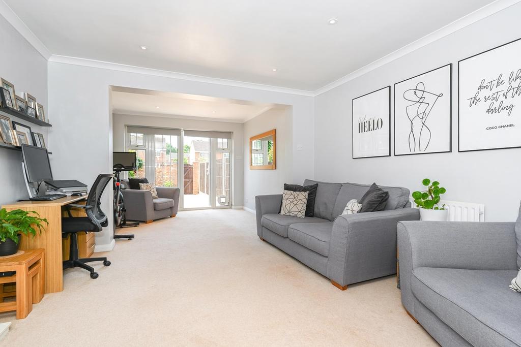 Lindley Road, WaltononThames, KT12 2 bed terraced house £465,000