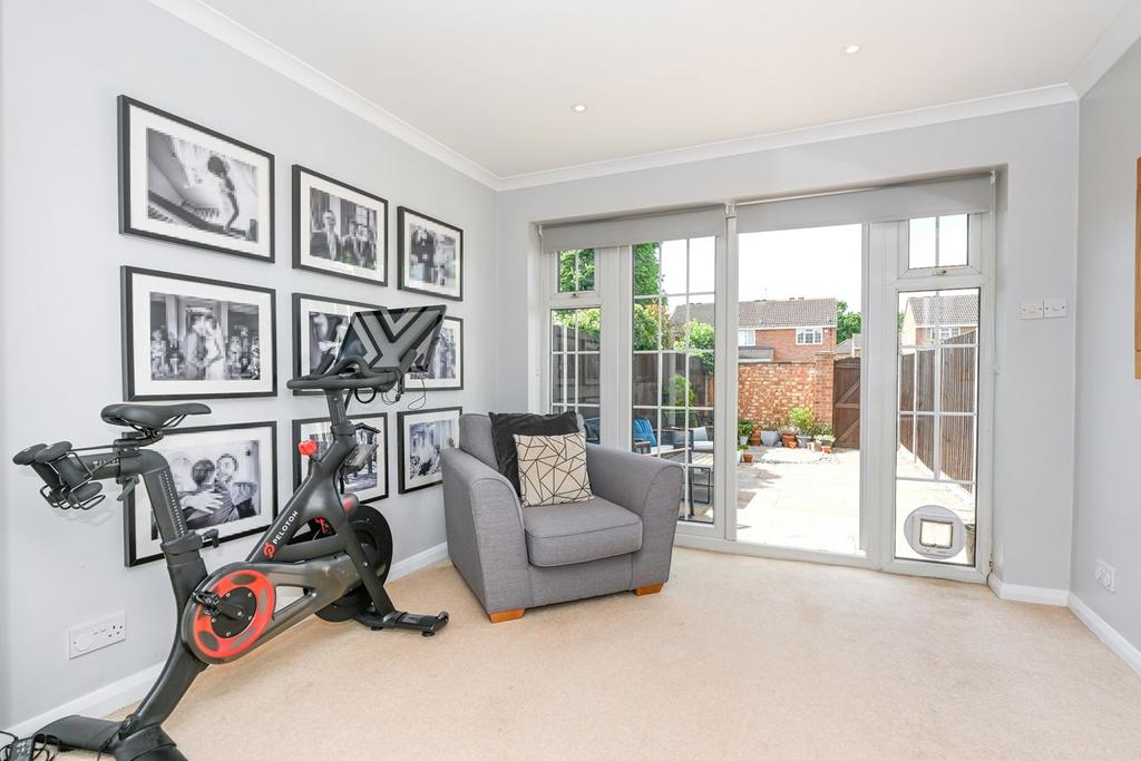 Lindley Road, WaltononThames, KT12 2 bed terraced house £465,000