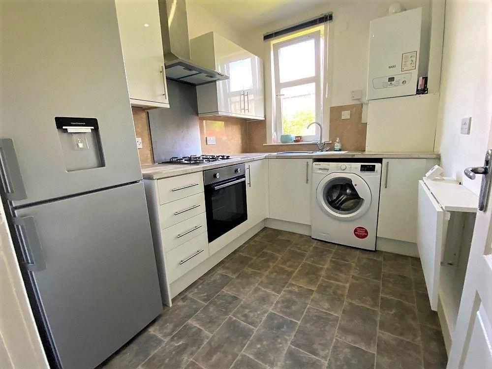 4 Beatty Place, Dunfermline 3 bed flat £695 pcm (£160 pw)