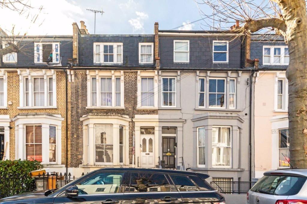 Barclay Road, London, SW6 3 bed property £2,500 pcm (£577 pw)