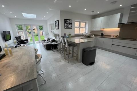 16 Queenswood Crescent, Englefield Green, Egham, TW20 0AR